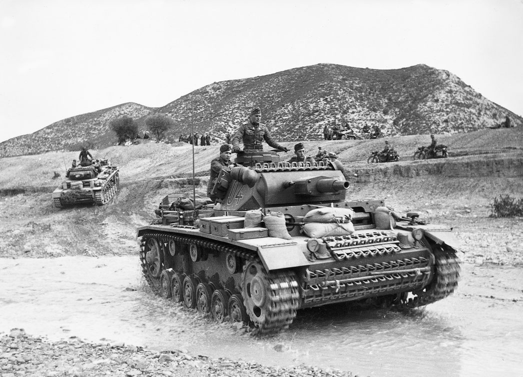Pz.Kpfw. III Ausf.N (Fgst.Nr.74881) DAK s.Pz.Abt.501 Stab.#04 Tunisia, 1943 (MNH) {001}{a}.jpg